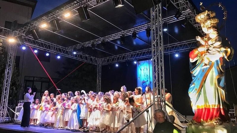 Le Verginelle cantano l'inno alla Madonna delle Grazie